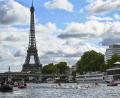Bild: Julien De Rosa/AFP/dpa
Die Freiwasserrennen finden mitten in Paris statt.