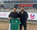 Bild: Verein/DJK Gebenbach
Gebenbachs Sportlicher Leiter Erdal Izmire (rechts) freut sich über die Verpflichtung von Remmy Kruse.