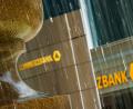 Bild: Andreas Arnold/dpa
Seit fast zwei Jahren wehrt sich die Commerzbank gegen eine Übernahme. (Archivbild)