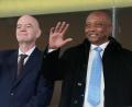 Bild: Themba Hadebe/AP/dpa
Gianni Infantino (l) und CAF-Präsident Patrice Motsepe - der afrikanische Verband unterstützt weiterhin den FIFA-Chef. (Archivbild)