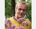 Archivbild: Katrin Kaltofen
Der Berglauch blüht auch bei Hitze und Trockenheit: Naturgarten-Experte Reinhard Witt setzt im Klimawandel auf heimische Pflanzen.