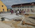 Bild: Wolfgang Houschka
In unmittelbarer Nähe des sanierten Bahnhofsgebäudes entsteht in Freihöls ein Kinderspielplatz. Um die Gemeinde beim Bau zu unterstützen und um Kosten zu sparen, packte die Dorfbevölkerung in einer vorher sorgfältg geplanten Aktion mit an. "Tolle Sache", lobte der Bürgermeister.