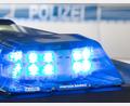 Bild: Friso Gentsch/dpa
Das beschädigte Motorrad ließ der Fahrer liegen und trat die Flucht zu Fuß an. (Symbolbild)