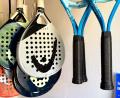 Bild: Gabi Schönberger
Die Schläger für Padel-Tennis zeichnen sich durch ihre kompakte Form und die charakteristischen Löcher in der Schlagfläche aus.