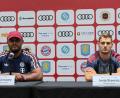 Bild: Christian Kunz/dpa
Vor dem Test gegen Aston Villa: Bayern-Trainer Kompany (l) mit Verteidiger Stanisic.
