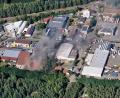Bild: mür
Der Brand in der Recycling-Firma in Weiherhammer fordert am Freitagnachmittag etliche Einsatzkräfte.