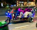 Bild: Carola Frentzen/dpa
Für Touristen aus aller Welt gehört eine Fahrt mit einem knatternden Tuk-Tuk zum Bangkok-Besuch einfach dazu.
