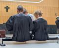 Bild: wüw
Rücksprache mit dem Mandanten: Nach dem Rechtsgespräch informieren Verteidigerin Stefanie Amann und Verteidiger Rouven Colbatz ihren Mandanten. Eine Einigung hat es am Donnerstag nicht gegeben.