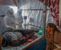 Bild: Moses Sawasawa/AP/dpa
Ein Ebola-Patient wird in einem kongolesischen Behandlungszentrum versorgt. (Archivbild)
