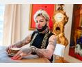 Bild: Uwe Anspach/dpa
Glööckler in seiner Villa - das Erdgeschoss ist Galerie, oben ist privat.