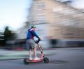 Bild: Christian Charisius/dpa
Die Zahl der E-Scooter-Unfälle ist stark gestiegen. Betroffen sind laut Fachleute vor allem Jugendliche und junge Erwachsene. (Archivbild)