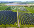 Bild: Sina Schuldt/dpa
Die Grünen erwarten, dass der Ausbau von Erneuerbaren und Speichern die Energiepreise drückt. (Archivbild)