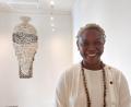 Bild: Helmut Kunz
Die Künstlerin Ngozi-Omeje Ezema vor ihrer schwebenden Vase: Mit der Installation „Confluence“ erweitert das Internationale Keramik-Museum in Weiden seine Sammlung zeitgenössischer Keramik.