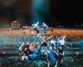Bild: Vincent Voll
Zur Bühnenshow gehörten auch einige "Wärter einer Irrenanstalt" (blaue Kittel). Die waren nach dem gemeinsamen Auftritt beim Wacken-Open-Air von Hämatom (weiße Jacken) und den Troglauern (in Lederhosen) genauso "verrückt" geworden wie die 85.000 Fans im Hintergrund.