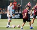 Bild: Daniel Karmann/dpa
Miroslav Klose (l) geht beim 1. FC Nürnberg in seine dritte Saison als Trainer. (Archivbild)