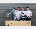 Bild: 2Lock
"Ein unglaublicher Moment": Die Gründer des Oberpfälzer Start-ups "2Lock" beim Auspacken eines der ersten E-Bikes, das mit ihrem Hightech-Schloss ausgestattet ist und es nun auf den Markt geschafft hat.
