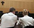 Bild: Ganzmann
Der Angeklagte tauscht sich vor Beginn des Prozesses mit seiner Anwältin aus.