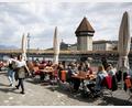 Bild: Alexandra Wey/KEYSTONE/dpa
Ein Restaurant an der Reuss in Luzern, die Kapellbrücke ist im Hintergrund zu sehen.(Archivbild)