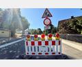 Bild: Gabi Schönberger
Bagger und Asphaltmaschinen sind aus der Georgstraße in Neustadt/WN früher als erwartet abgezogen. Noch ist die Durchfahrt beschränkt, aber noch vor Ferienende sollen auch die Markierungsarbeiten auf dieser wichtigen Zufahrt zum Schulhügel abgeschlossen sein.