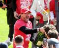 Bild: Jens Niering/dpa
Trainer, Party-Tier und Identifikationsfigur: Energie-Coach Claus-Dieter Wollitz.