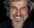 Bild: Ronny Kiaulehn/exb 
Reinhold Messner spricht in der Glasschleif in Marktredwitz "Über Leben".