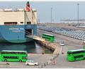Bild: Tang Ke/XinHua/dpa
Im Hafen der chinesischen Stadt Yantai werden elektrische Doppeldeckerbusse für den Export verschifft. (Archivbild)