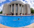 Bild: Soeren Stache/dpa
Vor der Volksbühne steht nun ein temporärer Pool.