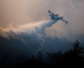 Bild: Clara Carrasco/EUROPA PRESS/dpa
Kein Ende der Brände in Südeuropa: Ein Löschflugzeug bekämpft einen Waldbrand in Spanien.