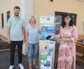 Bild: kek
Matthias Edtbauer, Martina Heberl und Bürgermeisterin Birgit Barth (von links) stellen die neue Sammeltonne für Handys und Tablets auf dem städtischen Bauhof vor.