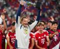 Bild: Chan Long Hei/AP/dpa
Kapitän Neuer reckt den Pokal in die Höhe.
