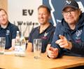 Bild: Gabi Schönberger
Beste Laune bei Dave Matsos (rechts), dem neuen Trainer der Blue Devils Weiden, während der Pressekonferenz mit Sportlichem Leiter Stephan Seeger jr. (links) und Moderator Daniel Sommer.