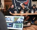 Bild: Gabi Schönberger
Viel zu besprechen: Trainer Dave Matsos (rechts), Moderator Daniel Sommer (Mitte) und der Sportliche Leiter Stephan Seeger Junior stellten sich den Fragen der Journalisten.