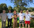 Bild: Tobias Basler
Erster Badegast im neu sanierten Freibad Freudenberg: Simone Grill mit Bürgermeister Reiner Wiedenbauer (2. v. links).