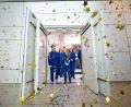 Bild: ---/Deutsches Zentrum für Luft- und Raumfahrt e.V. (DLR)/dpa
Die sechs Testpersonen verlassen nach 100 Tagen die Simulationsanlage.
