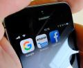 Bild: Stefan Jaitner/dpa
Logos für Apps der US-Internetkonzerne Google (l-r), Amazon und Facebook sind auf dem Display eines Smartphones zu sehen.
