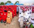Bild: Sani Maikatanga/AP/dpa
Brautpaare nehmen an einer Massenhochzeit in Nigeria teil.