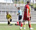 Bild: Hubert Ziegler
Noah Majdic (links) vom FC Amberg sah in der 45. Minute von Schiedsrichter Daniel Reich (rechts) wegen wiederholtem Foulspiel die rote Karte.
