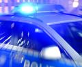 Bild: Carsten Rehder/dpa
Eine Streife der Polizei ist auf einer Kreuzung mit einem anderen Auto zusammengestoßen.