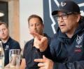 Bild: Gabi Schönberger
Den Blick auf dem Menschen nicht den Sportler: Weidens Coach Dave Matsos (rechts) setzt bei den Blue Devils weniger auf den Spielstil, sondern mehr auf das Teamgefüge.