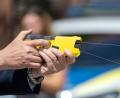 Bild: Pia Bayer/dpa
Taser statt Pistole? Die bayerische Polizei testet den Einsatz auf Streife.
