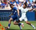 Bild: Uli Deck/dpa
Auch mal die Linie entlang: Karlsruhes Noel Eichinger (l) im Duell mit dem Bielefelder Henri Koudossou.