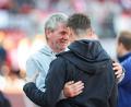 Bild: Daniel Karmann/dpa
Zwei, die sich mögen: Miroslav Klose (r) und Friedhelm Funkel. (Archivbild)