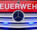 Bild: Klaus-Dietmar Gabbert/dpa
Die Feuerwehr rückt nachts zu einem brennenden Wohnhaus aus. (Symbolbild)