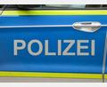 Symbolbild: Jan Woitas/dpa
Ein Böllerwurf löst in Hof einen größeren Polizeieinsatz aus.