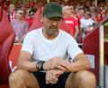 Bild: Robert Michael/dpa
Muss auf den Anpfiff warten: Energie-Coach Claus-Dieter Wollitz.