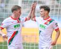 Bild: Harry Langer/dpa
Anton Kade (l) und Robin Fellhauer waren für den FC Augsburg im Testspiel erfolgreich. (Archivbild)