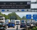 Bild: Stefan Puchner/dpa
Die Polizei hat die Einhaltung von Durchfahrtsverboten entlang der vielbefahrenen und stauanfälligen Autobahn A8 Richtung Salzburg kontrolliert.