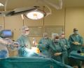 Bild: Sandra Dietl Klinikum St. Marien
Im Amberger Klinikum setzt Dr. Lukas Parik inzwischen beim Einsatz von neuen Kniegelenken auf die Unterstützung des Operationsroboters Rosa.