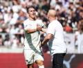 Bild: Christian Charisius/dpa
Gut gemacht: Fürths Trainer Heiko Vogel (r) klatscht mit Torschütze Felix Klaus ab.