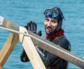 Bild: Stefan Puchner/dpa
Der Apnoetaucher Minja Marinković bedankt sich nach seinem gescheiterten Rekordversuch applaudierend.